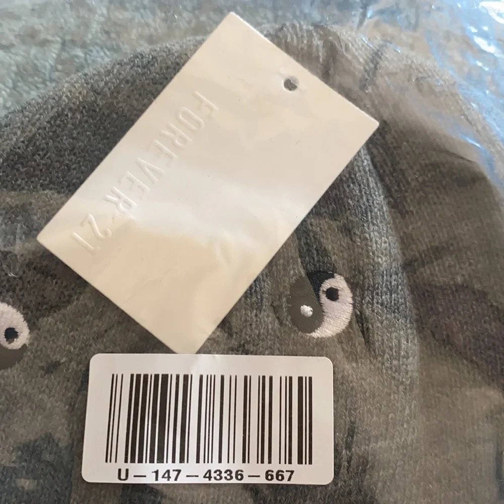 Brand New Unopened Grey/Gray Yin Yang Beanie - one size fits all - Picture 2 of 2